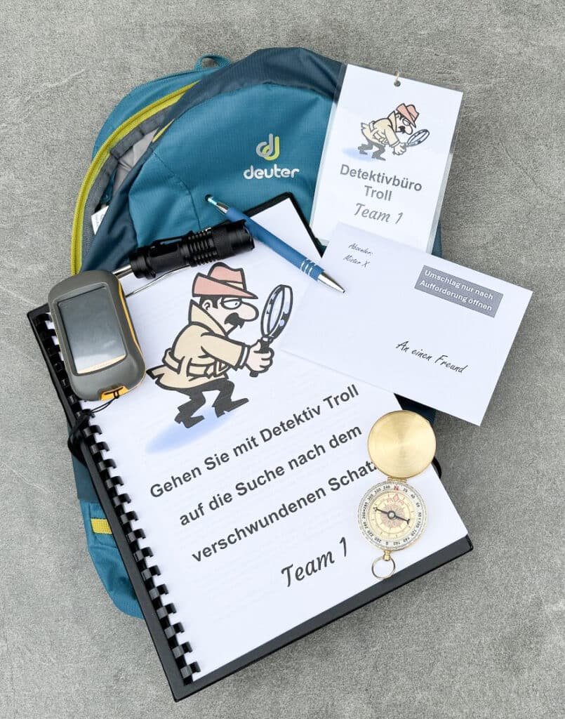 Gruppe löst Detektivrätsel vor historischem Gebäude in Saalfeld