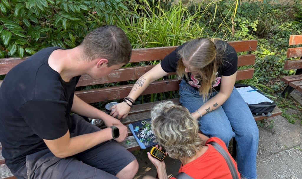 Detektivausrüstung und Rätselhinweise auf einem alten Stadtplan von Saalfeld