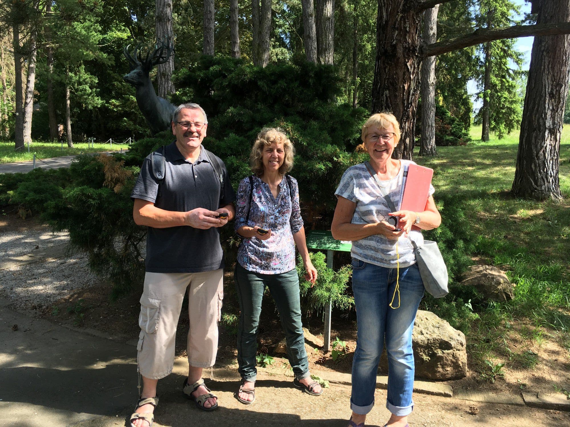 Detektiv-Team öffnet Schatztruhe mit dem Silberschatz in Saalfeld