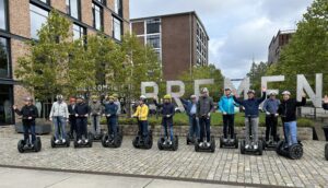 Segway Tour mit Crazy Quad – Gruppe auf Entdeckungstour im Grünen