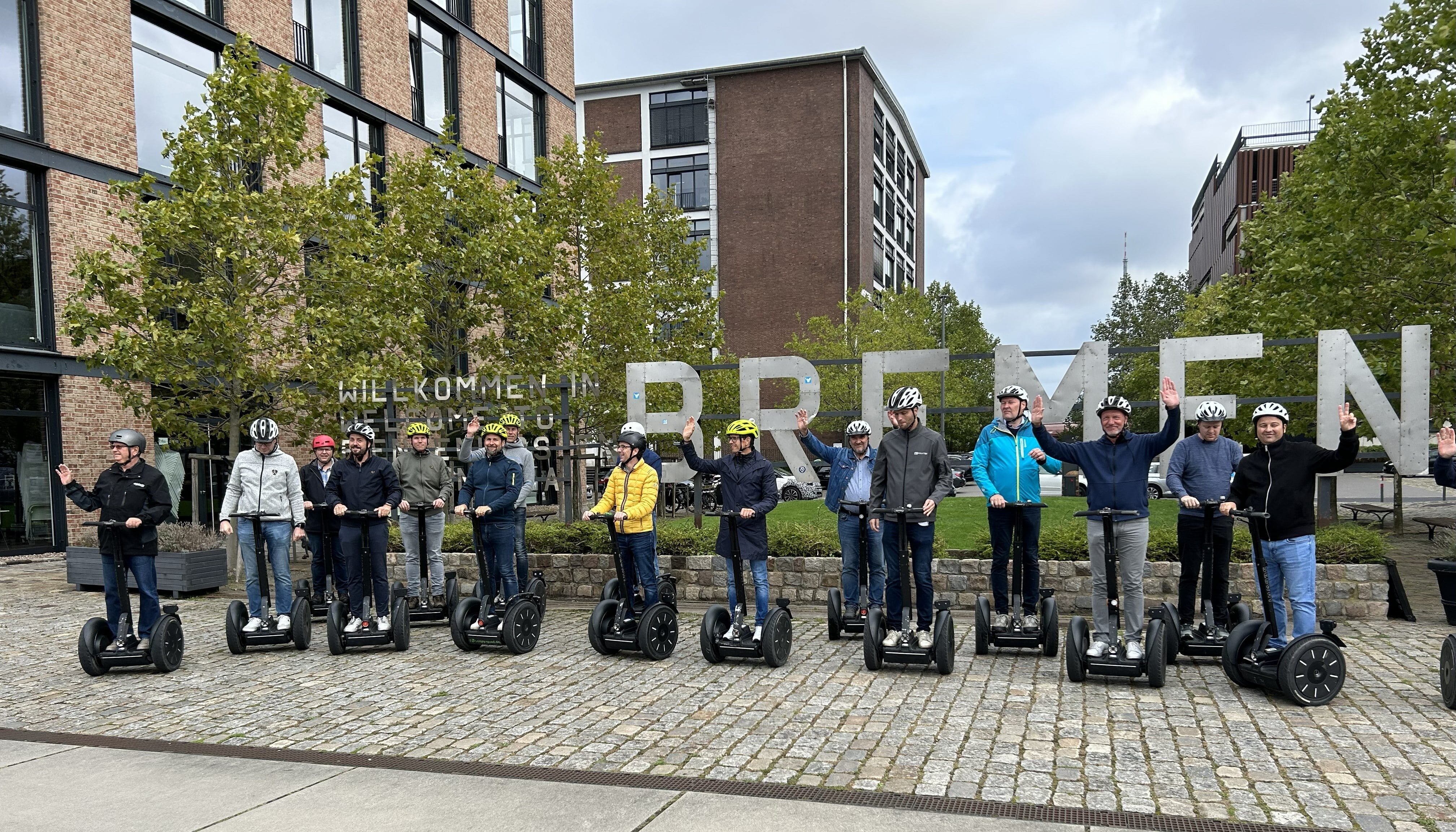 Segway Tour mit Crazy Quad – Gruppe auf Entdeckungstour im Grünen
