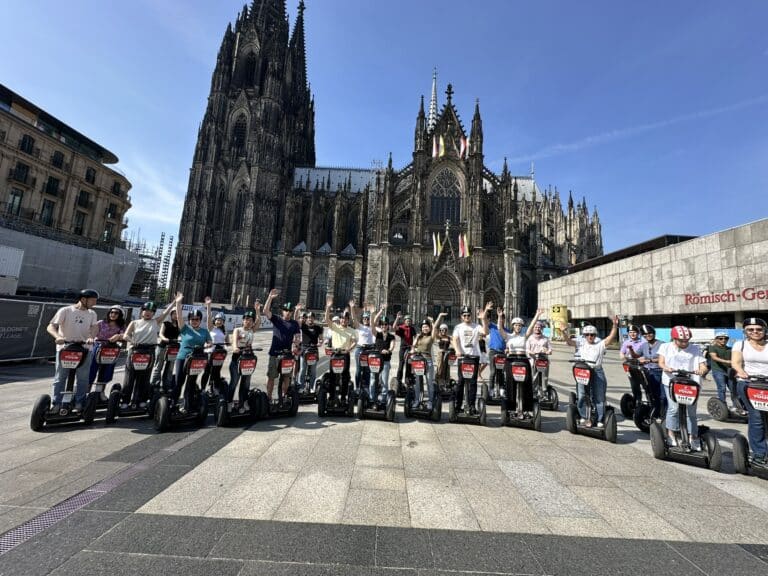 Segway-Tour in Köln mit erstem Blick auf den Kölner Dom vom Rhein aus