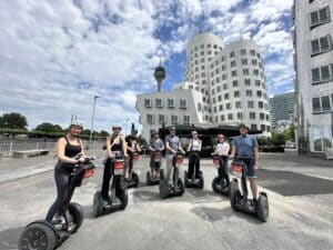 Segway-Tour in Düsseldorf entlang der Rheinpromenade mit Blick auf Rheinturm und Skyline