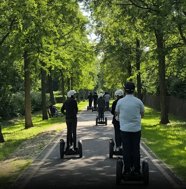 Segway Tour am Niederrhein – Fahrer auf Segway in grüner Naturlandschaft bei Sonsbeck
