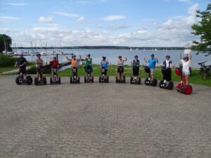 Teilnehmer auf Segway-Tour am Altmühlsee mit See- und Naturkulisse