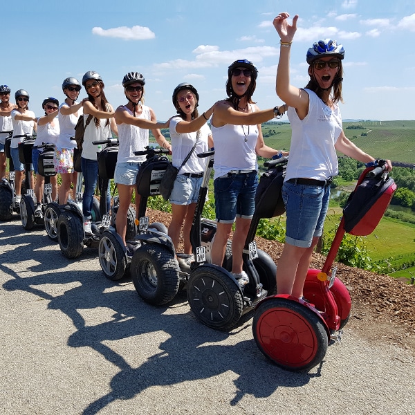 Segway-Gäste fahren durch Weinberge bei Sommerach und Volkach