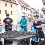 Teilnehmer einer Segway-Tour erkunden die Stadt Freiberg